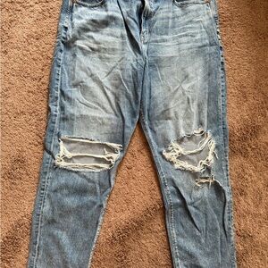 AE Strigid distressed mom jeans in size 18